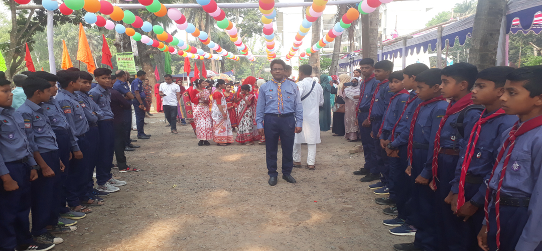 প্রধান শিক্ষকের সমন্বয়ে শহীদ মিনারে ফুল দেওয়া